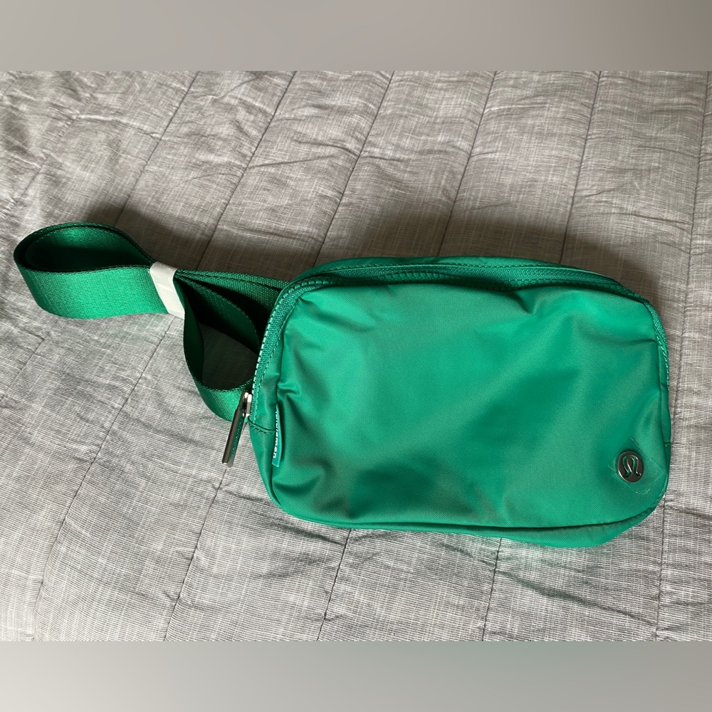 Lululemon Everywhere Belt Bag - Green NWT